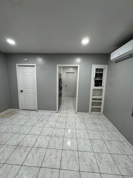 Primary Photo - 6831 Hollenbeck St
