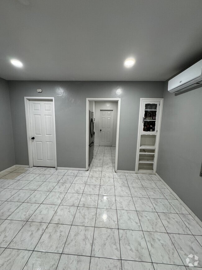 Building Photo - 6831 Hollenbeck St