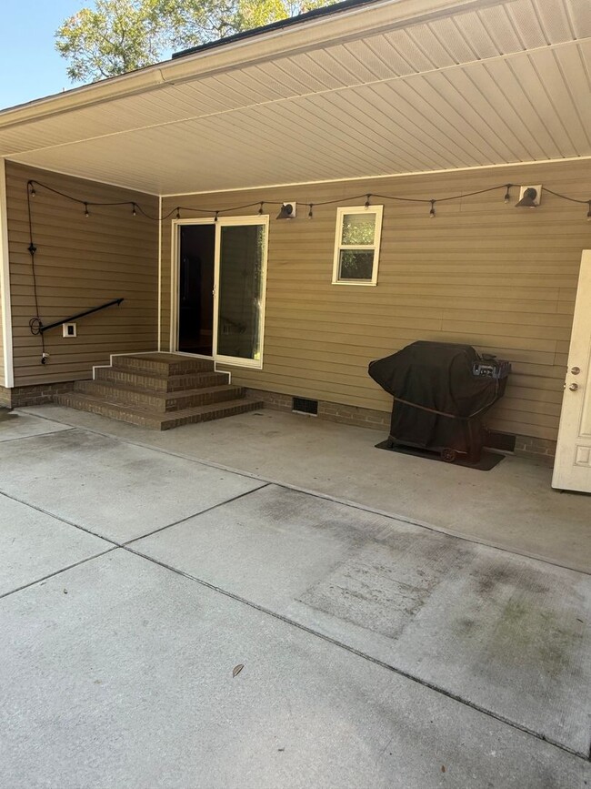 Building Photo - Beautiful 3 Bedroom