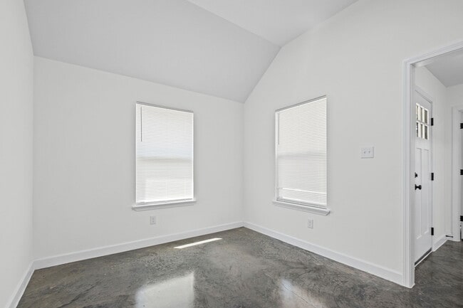 Building Photo - 1061 N Avalon St