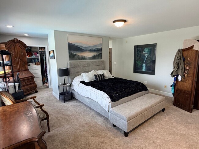 Building Photo - Executive 5 bed/4 bath home, POOL with pool service, decks with VIEWS, two kitchen/living room ar...