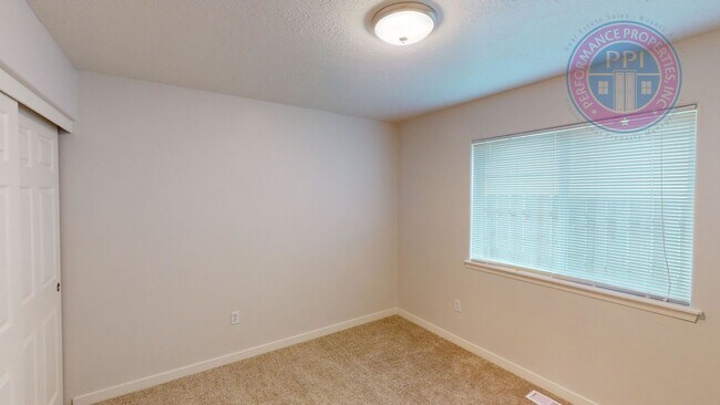 Building Photo - Two Level Cascadia Village Home- Great Flo...