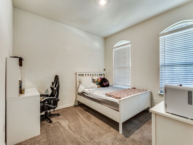 Building Photo - 302 Pepperbark Ave