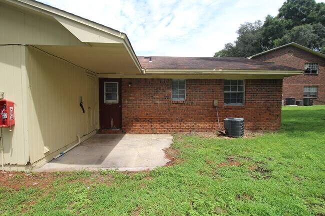 Building Photo - 2-Bedroom Duplex Near UWF – Tile Floors, G...