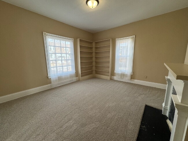 Building Photo - 3 Bedroom 2 Bath Where Timeless History Meets Modern Living!