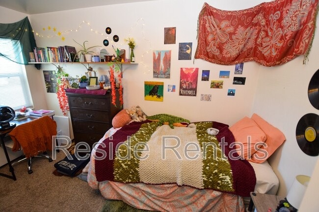 Building Photo - 686 Darwin Ave