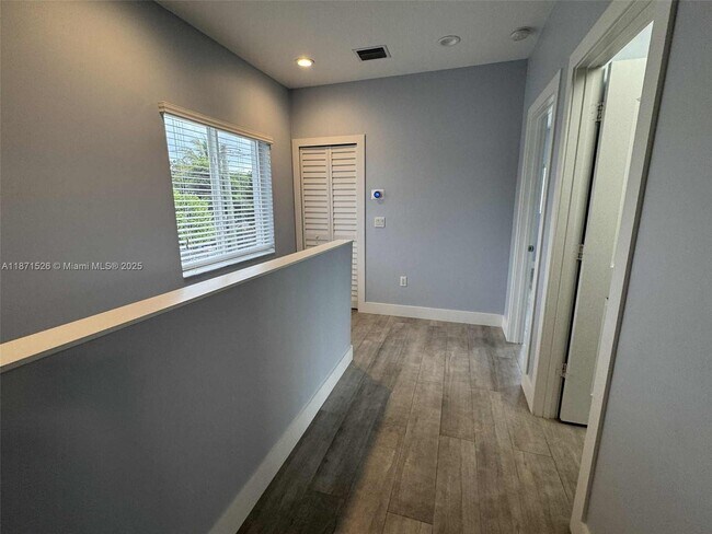 Building Photo - 1315 Royal Palm Dr