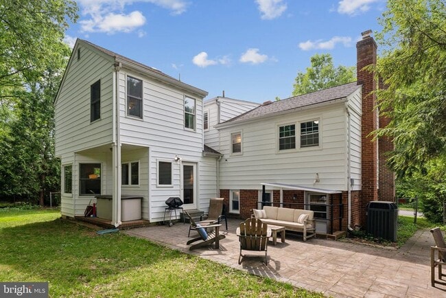 Building Photo - 7911 Roswell Dr