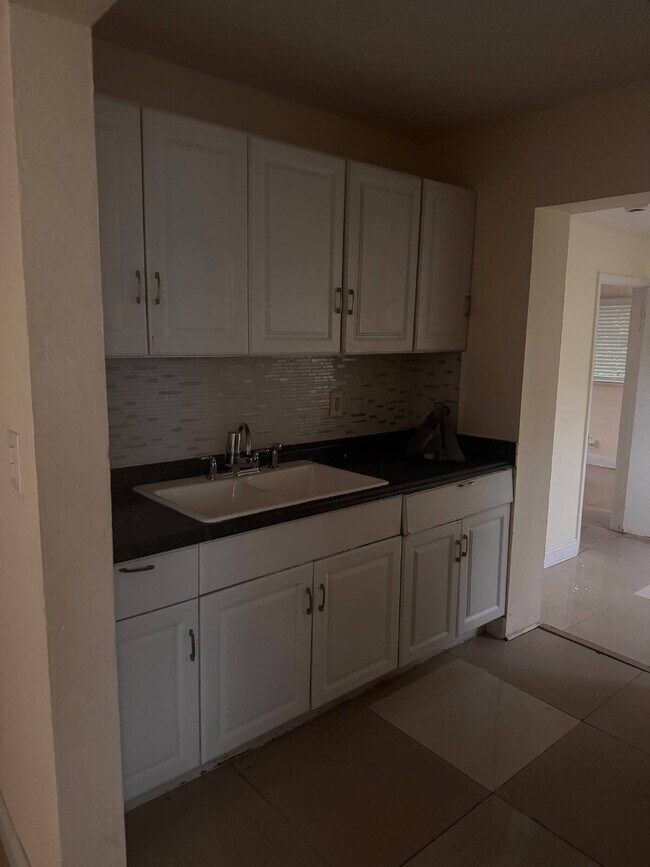 Building Photo - " 3 Bedroom 2 Bath Single Family Home in Prime Deerfield Beach Location!"