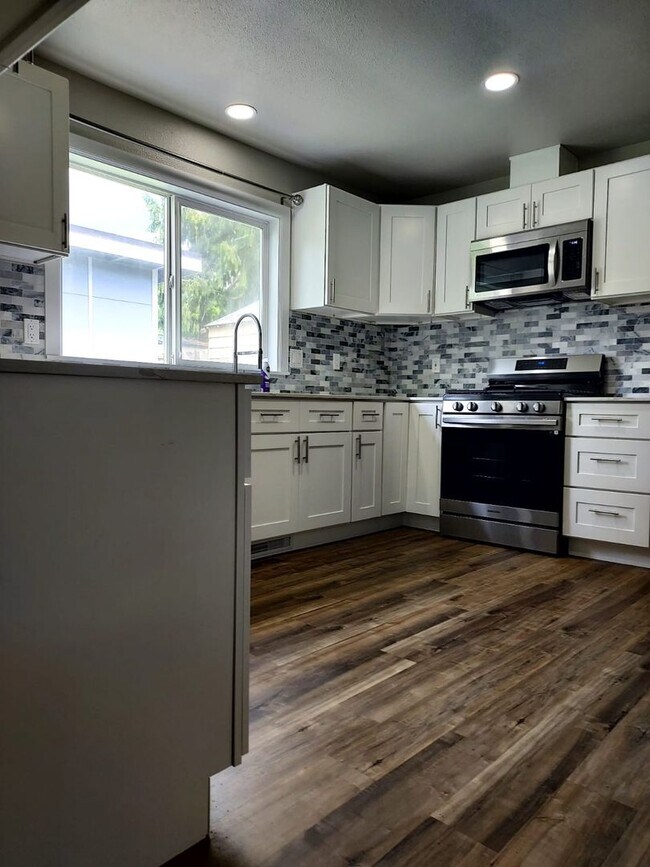 Building Photo - 2 Story Remodeled Single-Family Home in Po...