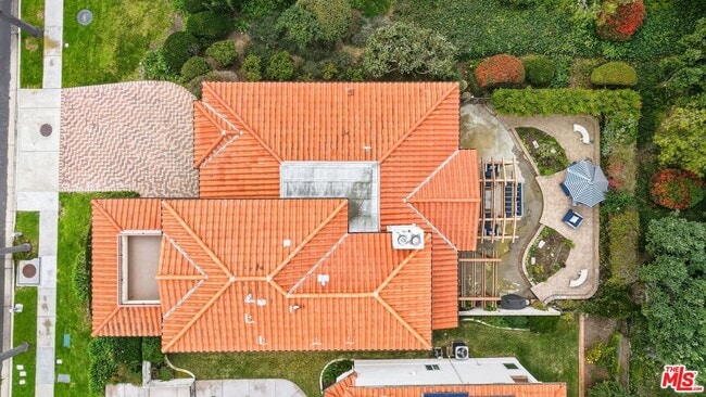 Building Photo - 6505 Beachview Dr