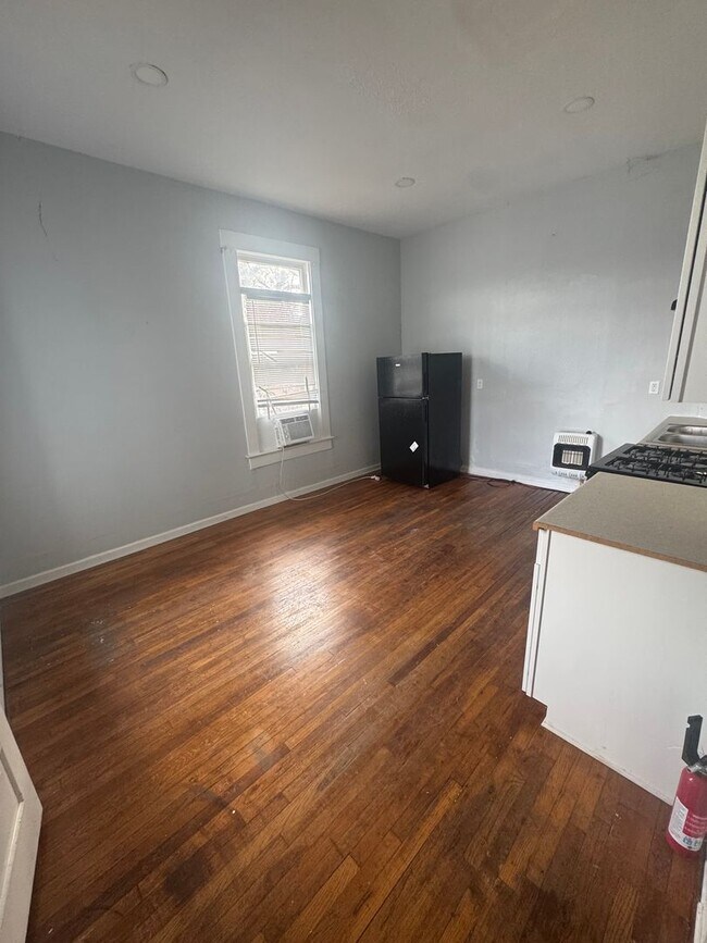 Building Photo - Two Bedroom Highland Apartment