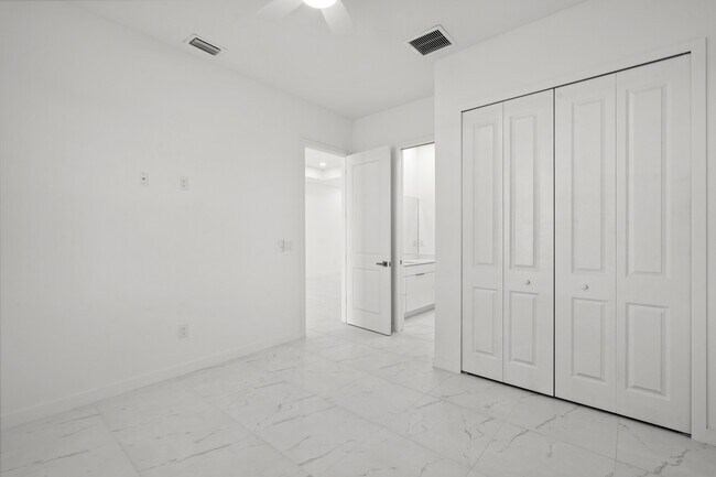 Building Photo - 3927 NW 40th Terrace