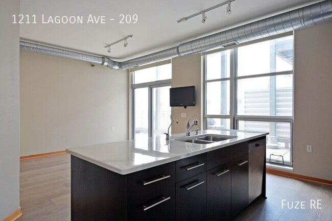 Building Photo - 1211 Lagoon Ave