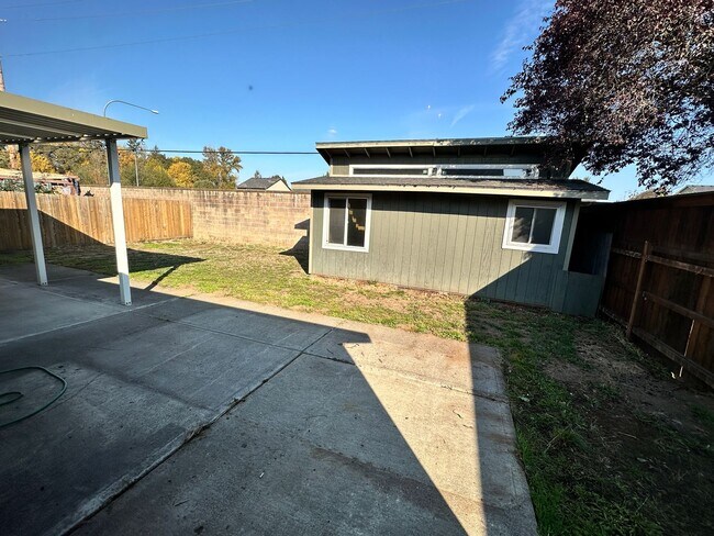 Building Photo - Beautiful Custom One Level Home