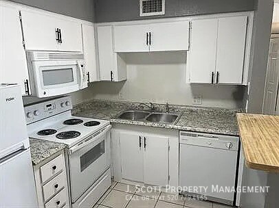 Building Photo - 525 E Peppertree Ave