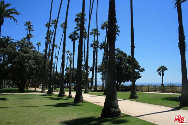 Building Photo - 446 San Vicente Blvd