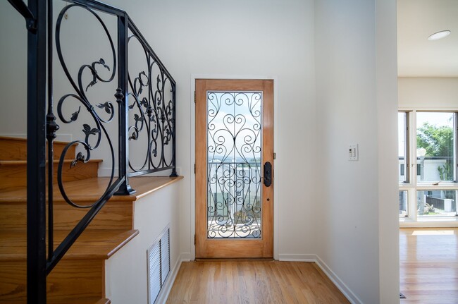 Building Photo - COMING SOON 4-bedroom, 4 bath unit in the desirable Los Feliz