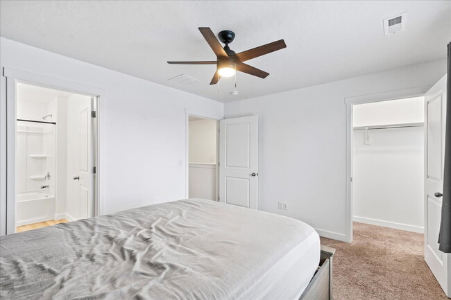 Building Photo - *$500 MOVE-IN SPECIAL* Charming 3-Bedroom ...