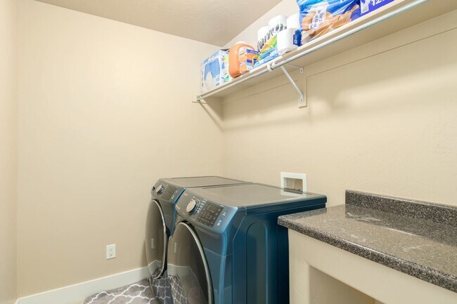 washer / dryer - 122 S Tamarak Cir