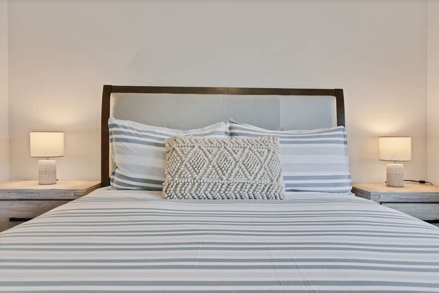 Building Photo - 2213 E Elm Grove Dr