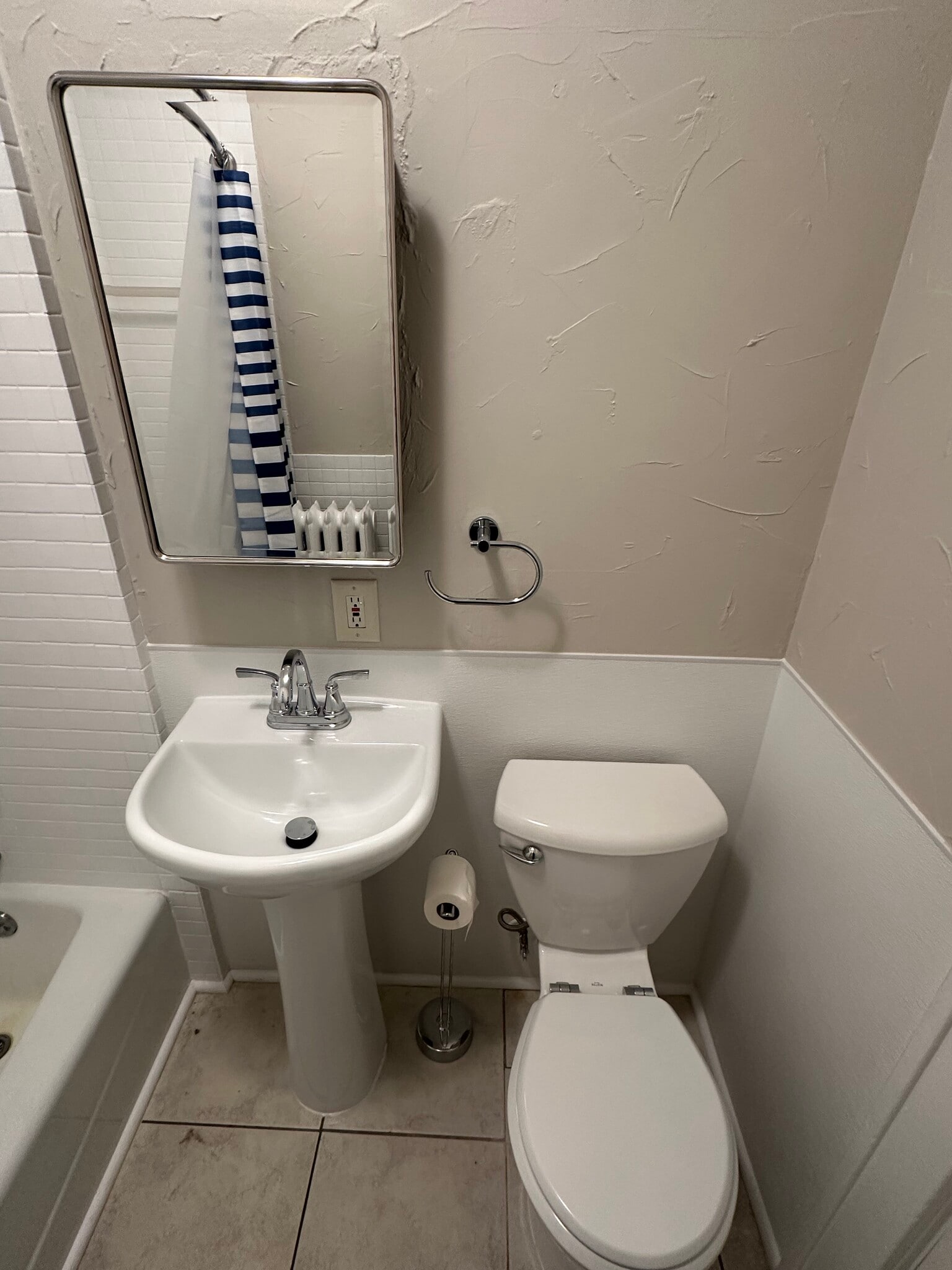 Building Photo - 235 Logan Ave N