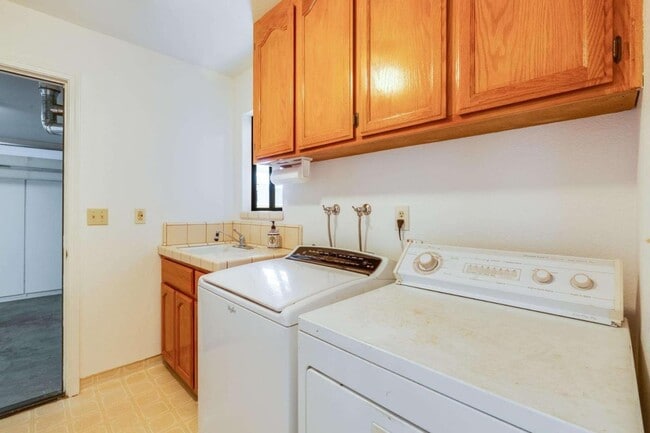 Building Photo - 431 Paul Dr