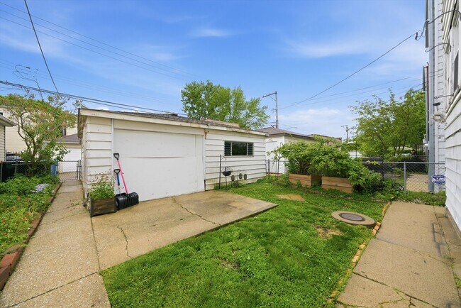 Building Photo - 5039 W Cullom Ave