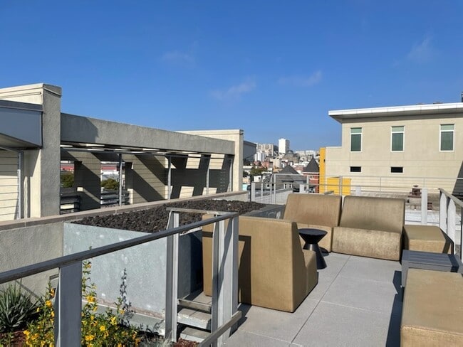 Building Photo - 2655 Bush St