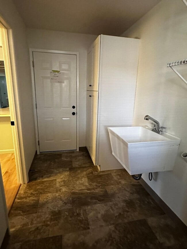 Building Photo - Remodeled Vintage home just 1 block from t...