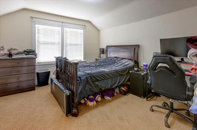Building Photo - Single Family Home - 4+ Bedroom | 2 Bath