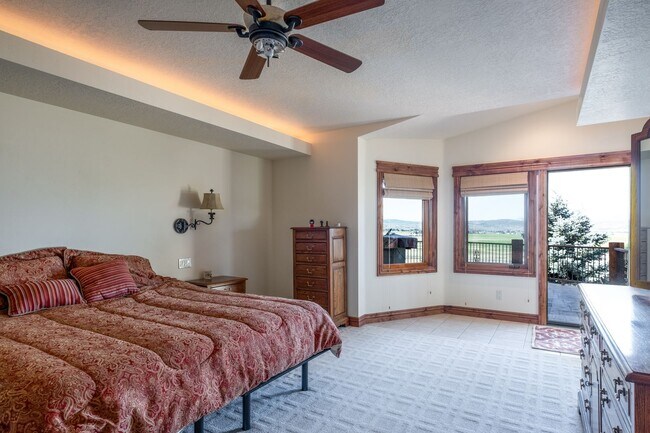 Building Photo - Private Hillside Ranch Home Available Wint...