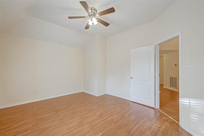 Building Photo - 910 Chinni Ct