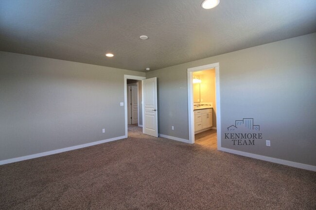Building Photo - 556 Roslyn Ct