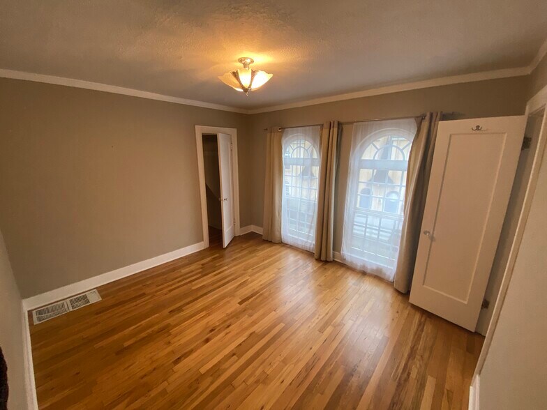 Building Photo - 909 NE Brazee St