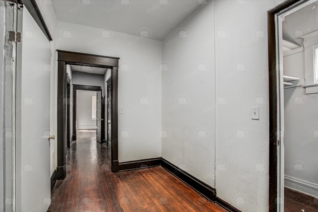 Building Photo - 3706 E 7 St