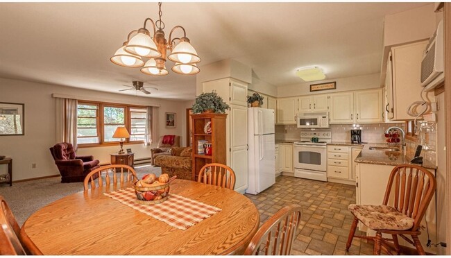 Building Photo - 1135 Manor Dr