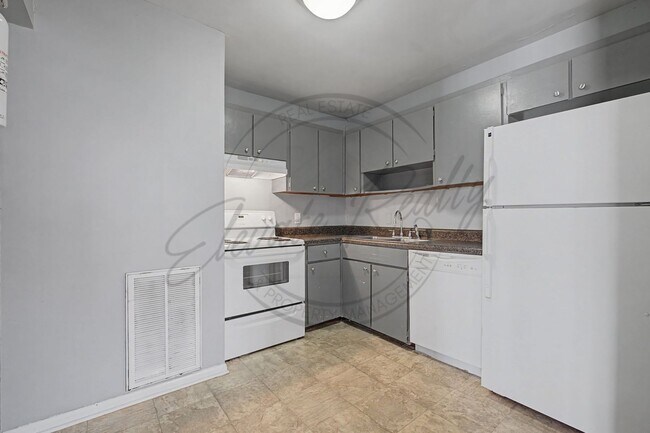 Building Photo - Two Bedroom Condo, First Floor, across from Madison Park with stackable washer/dryer!