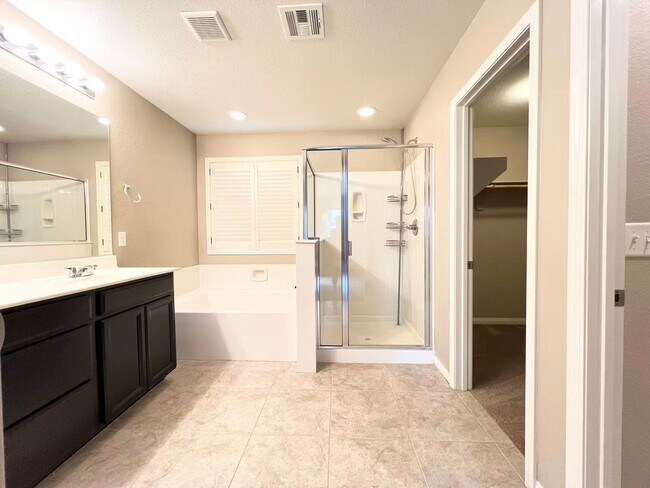 Building Photo - 10530 Siesta Key St