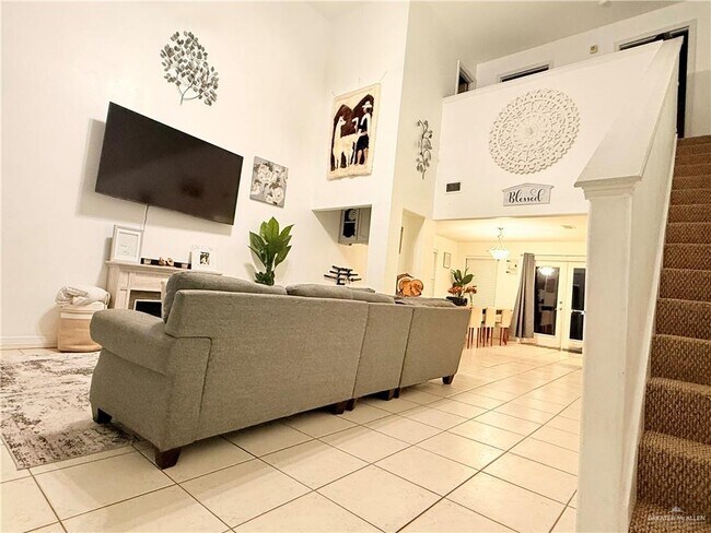 Building Photo - 19 West Dr