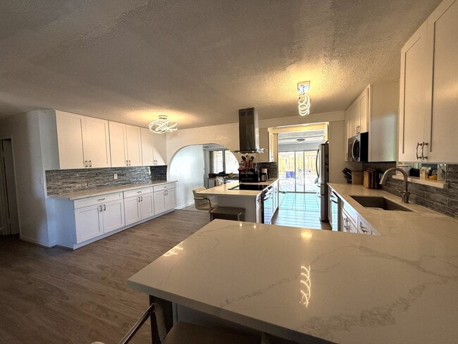 Building Photo - Ewa Beach- 8 bedrooms/4 baths/Carport/Spacious Yard