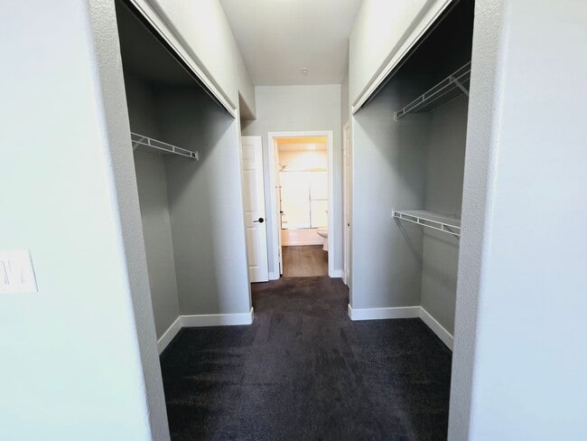 Building Photo - GUARD GATED CONDO W/ GARAGE