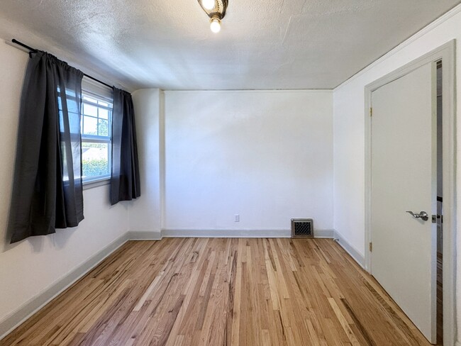 Building Photo - 540 Van Buren St
