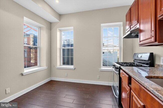 Building Photo - 112 E Allen St