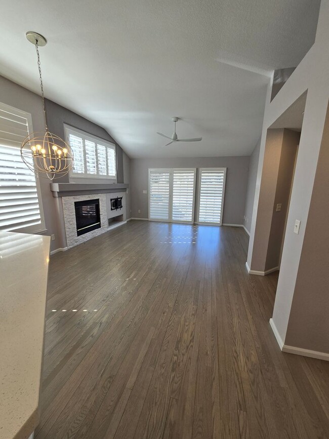 Building Photo - Gorgeous Townhome in Ken Caryl ! Available...