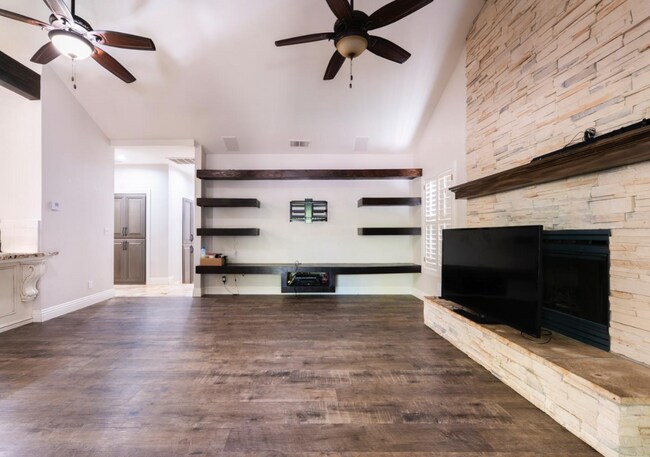 Building Photo - 585 E Chesapeake Cir