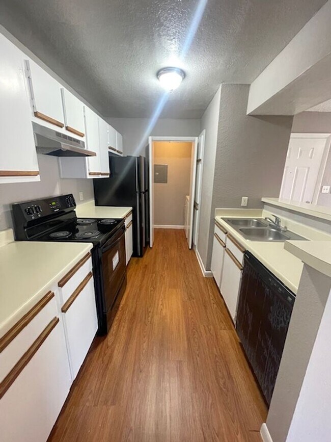 Building Photo - First Floor 1 Bedroom Condo In Orlando Area!