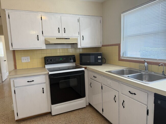 Building Photo - Tyrone single family home 2/1