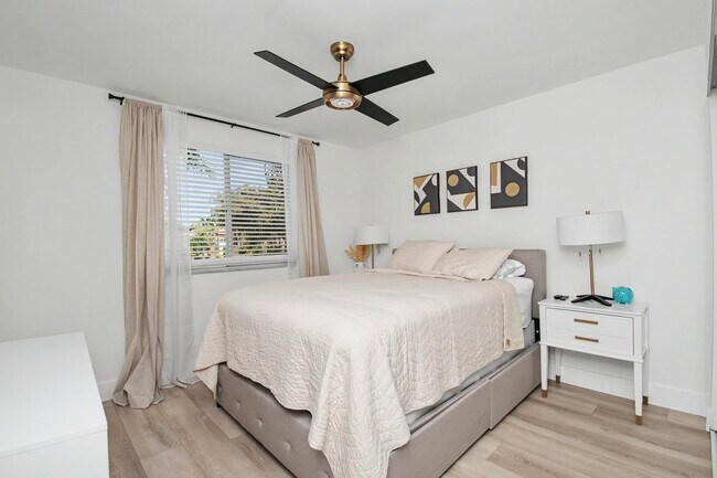 Building Photo - 6744 Via Regina