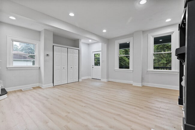 Building Photo - 392 Calderwood Ave